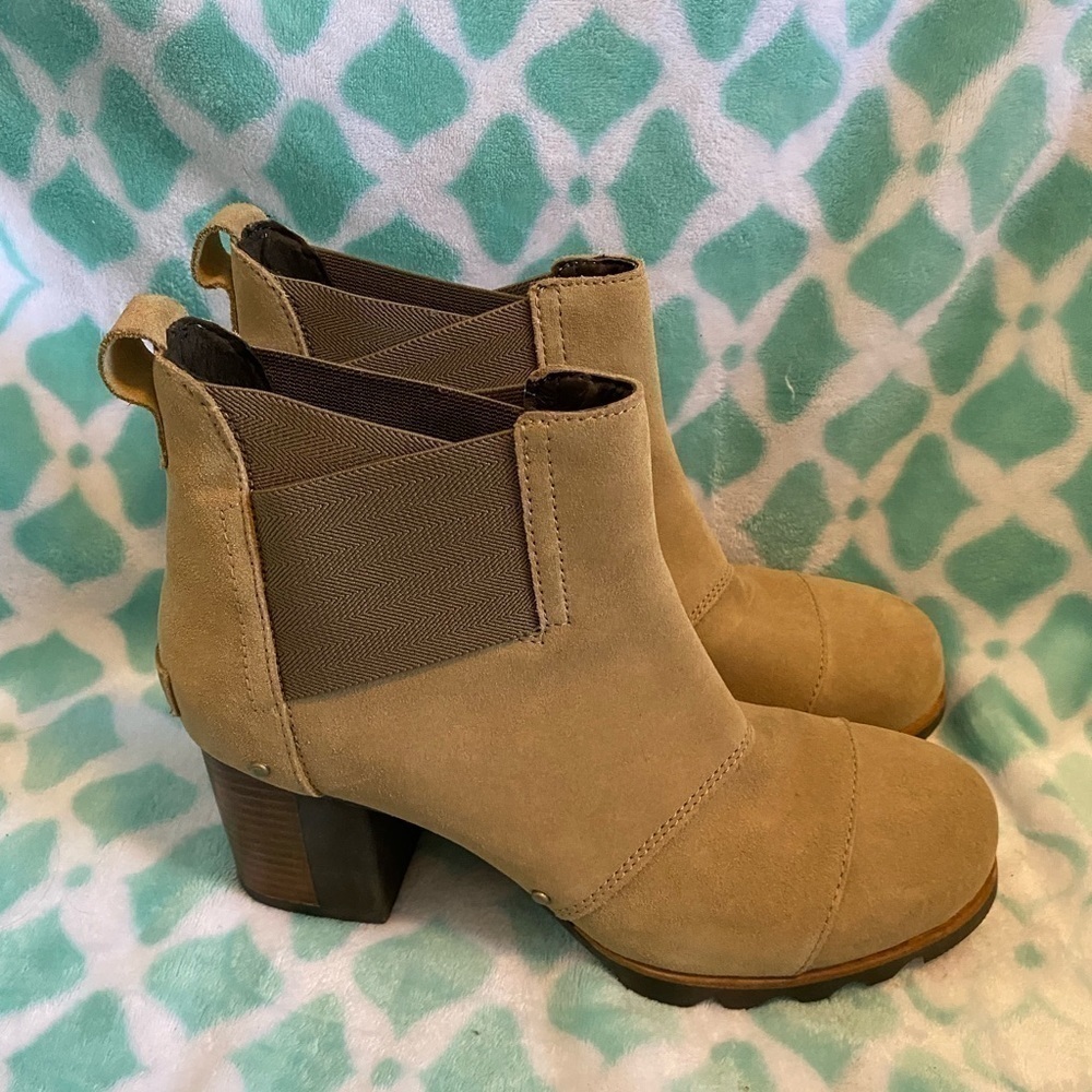 Sorel addington Chelsea boot in beach and Cordovan. Size 9